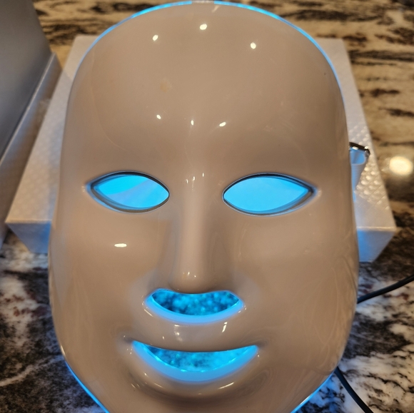 Light changing beauty mask - Picture 8 of 9